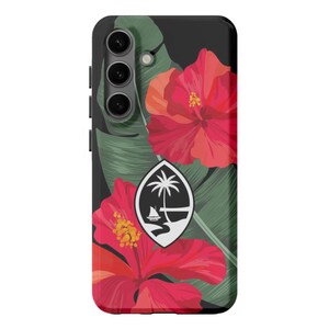 Könnte beinhalten: Eine Handyhülle mit einem Design aus roten Hibiskusblüten, grünen Blättern und dem Guam-Siegel. Die Hülle hat einen schwarzen Hintergrund und ein Kameramodul an der Seite.