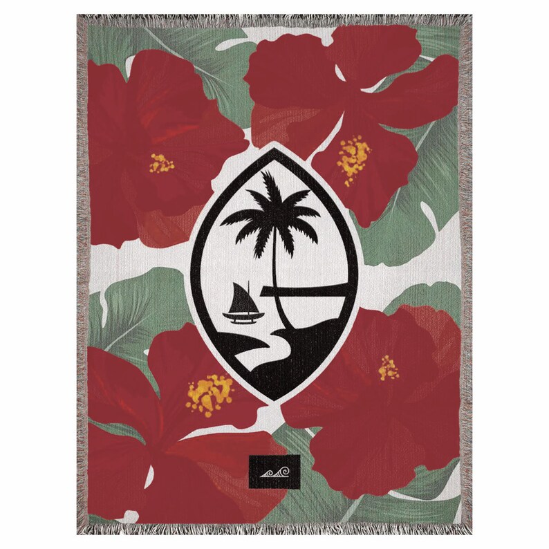 K&ouml;nnte beinhalten: Eine gewebte Wolldecke mit einem Muster aus roten Hibiskusbl&uuml;ten und dem Wappen von Samoa in der Mitte. Das Wappen ist schwarz-wei&szlig; und zeigt eine Palme, ein Segelboot und einen Strand.