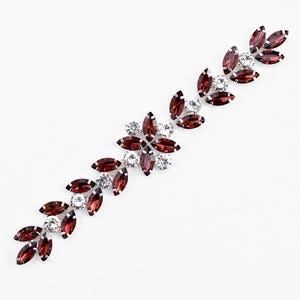 Applicazione di strass bordeaux – Metallo argentato, bordo di cristallo da cucire (7" x 1")