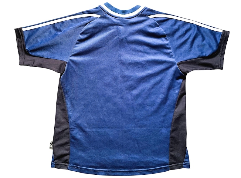 Op de afbeelding: Een blauw en zwart shirt met korte mouwen en een witte rand rond de hals.