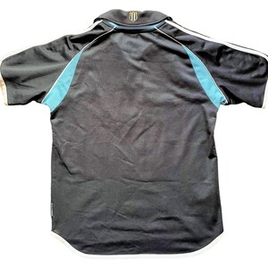 Op de afbeelding: Zwart poloshirt met blauwe en witte bies. Het shirt heeft een klein logo op de achterkant.