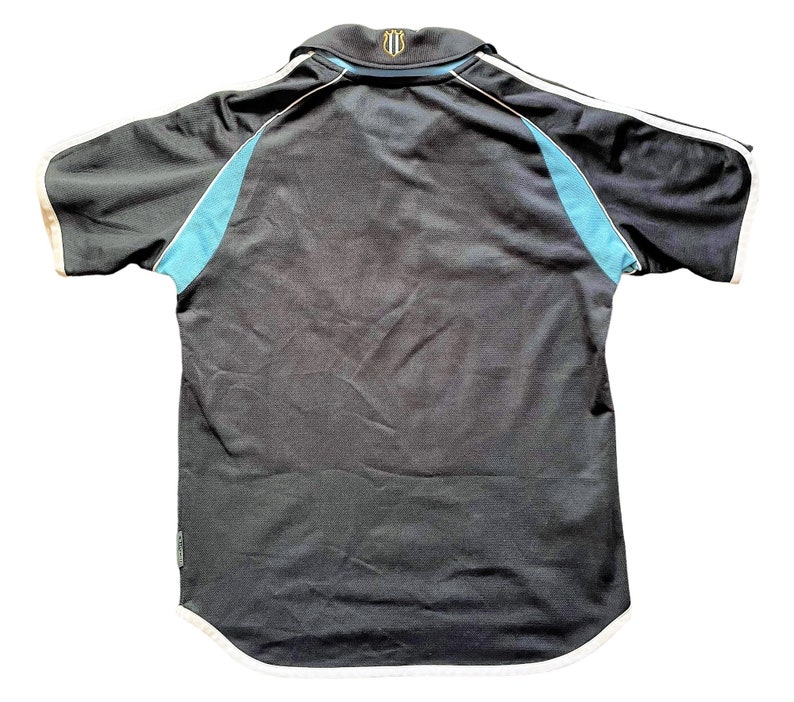 Op de afbeelding: Zwart poloshirt met blauwe en witte bies. Het shirt heeft een klein logo op de achterkant.