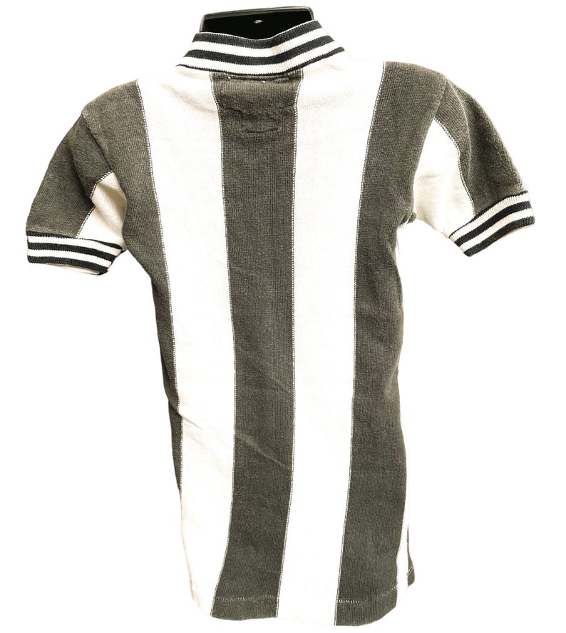 Puede incluir: Una camisa de manga corta a rayas blancas y negras con un cuello a rayas blancas y negras.