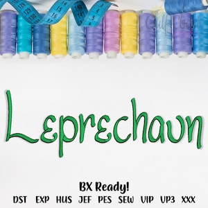 Könnte beinhalten: Grüne Stickerei des Wortes "Leprechaun" auf weißem Hintergrund. Das Design ist umgeben von Spulen mit buntem Garn und einem blauen Maßband. Der Text "BX Ready!" und eine Liste von Dateiformaten befinden sich unter dem Design.