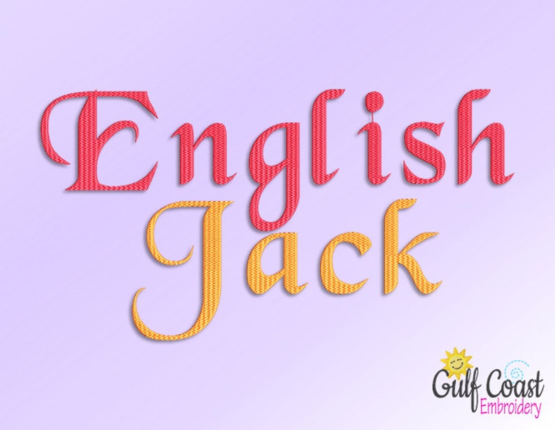 K&ouml;nnte beinhalten: Gestickte Schriftart der Worte "English Jack" in rot und gold. Das Design ist auf einem hellvioletten Hintergrund.