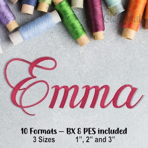 Può includere: Modello di ricamo per il nome "Emma" in un carattere corsivo. Il design è mostrato in filo rosso ed è disponibile in 10 formati, tra cui BX e PES, e 3 dimensioni: 2,5 cm, 5 cm e 7,5 cm.