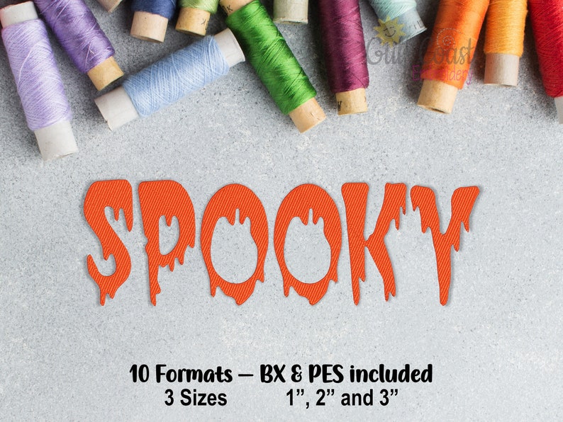 Może przedstawiać: Pomarańczowy wz&oacute;r haftu "SPOOKY" z kroplą liter. 10 format&oacute;w, w tym BX i PES. 3 rozmiary: 2,5 cm, 5 cm i 7,5 cm.