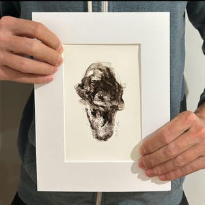 Impresión artística de criatura fantástica caprichosa: 5 x 7, giclée en blanco y negro con paspartú, arte de pared coleccionable abstracto, regalo único, decoración del hogar