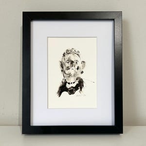 Gracia eterna: retrato de una mujer con collar y pendientes de perlas negras, arte mural abstracto moderno, impresión artística firmada