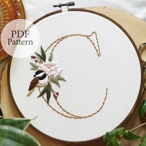 Padrão PDF - Letras A-Z - Monograma Chickadee Peony de 8" - Alfabeto inteiro - Padrão de bordado passo a passo para iniciantes com tutoriais do YouTube