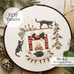 Könnte beinhalten: Gestickte Reifkunst mit einer Weihnachtsszene mit Kamin, Strümpfen, einem Weihnachtsbaum und zwei grauen Katzen. Der Text "PDF Pattern" und "No A.I. This Shop Is AI Free! Support True Handmade" sind ebenfalls sichtbar.