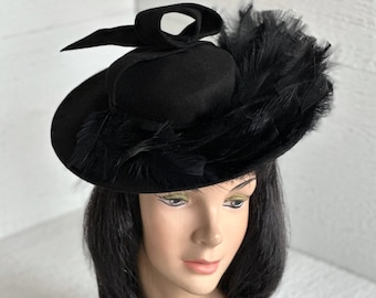 1930-talet | 1940-talet | Vintage damhatt | Dockhatt | Fascinator | Svart filt | Fjädrar | Samlarhatt | Retrostil | Vintagemode