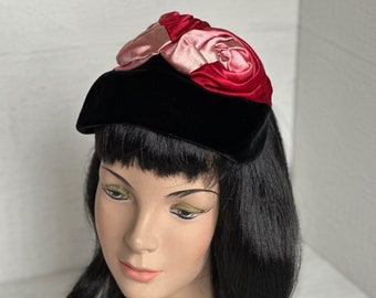 Chapeau vintage femme | Juliette | années 1950 | Velours noir | Rosettes en satin faites à la main | Art de la chapellerie | Garniture de chapellerie