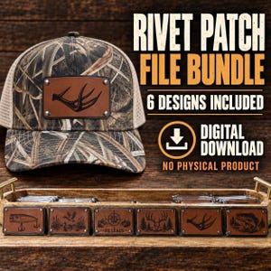 Könnte beinhalten: Eine Camouflage-Baseballkappe mit einem braunen Lederaufnäher mit Geweihmotiv, platziert über einem Holztablett mit sechs rechteckigen Lederaufnähern mit eingravierten Outdoor-Motiven und dem Text RIVET PATCH FILE BUNDLE 6 DESIGNS.