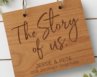 Peut inclure: Un livre d'or en bois avec un reliure à anneaux. La couverture est gravée avec le texte "The Story of Us."  Jessie & Pete Our Journey Together.