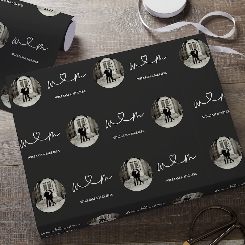Puede incluir: Papel de regalo blanco y negro con un patr&oacute;n repetido de una pareja en un c&iacute;rculo con el texto "W&M" y "William & Melissa" debajo del c&iacute;rculo.