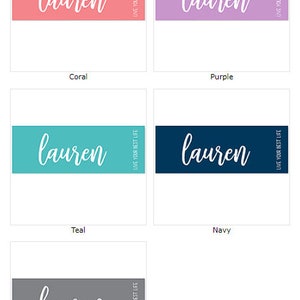 Pu&ograve; includere: Cinque opzioni di colore per una bottiglia d'acqua personalizzata con il nome "lauren" e il testo "Live Your Best Life". I colori sono corallo, viola, verde acqua, blu navy e grigio.