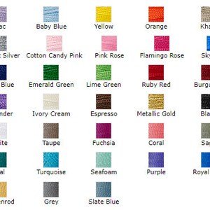 Puede incluir: Una carta de colores con 25 colores de hilo diferentes, incluyendo lila, azul beb&eacute;, amarillo, naranja, caqui, plata metalizada, rosa algod&oacute;n de az&uacute;car, rosa, rosa flamenco, azul cielo, azul marino, verde esmeralda, verde lima, rojo rub&iacute;, burdeos, lavanda, crema marfil, espresso, oro metalizado, negro, blanco, topo, fucsia, coral, salvia, azul verdoso, turquesa, verde agua, morado, azul real, amarillo dorado, gris y azul pizarra.