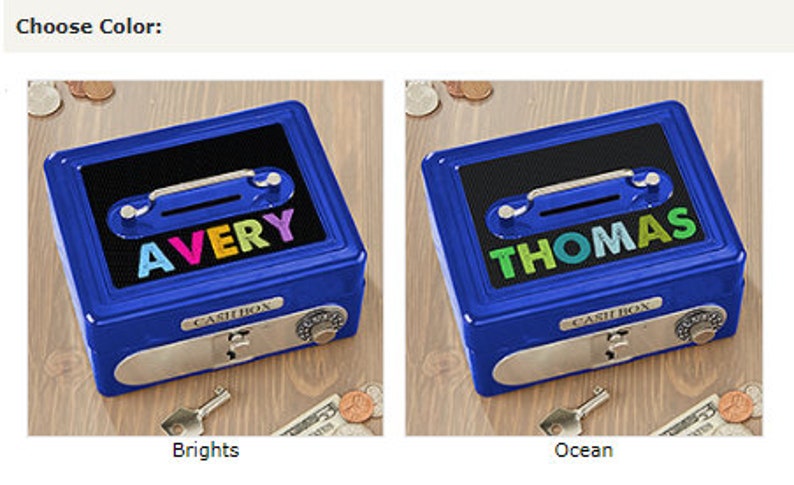 Puede incluir: Dos cajas de metal azules con los nombres "AVERY" y "THOMAS" en letras coloridas. Cada caja tiene una ranura para el dinero, un asa y una cerradura de combinaci&oacute;n. El texto "CASH BOX" est&aacute; impreso en la parte delantera de cada caja.