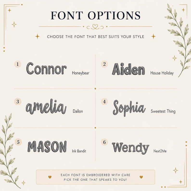 K&ouml;nnte beinhalten: Ein beigefarbenes Bild mit dem Text "FONT OPTIONEN" und "W&Auml;HLEN SIE DIE SCHRIFTART, DIE AM BESTEN ZU IHREM STIL PASST." Sechs Schriftoptionen werden angezeigt, jede mit einem Namen. Der Text "JEDE SCHRIFTART WIRD SORGF&Auml;LTIG GESTICKT. W&Auml;HLEN SIE DIEJENIGE, DIE SIE ANSPRICHT!" ist ebenfalls enthalten.