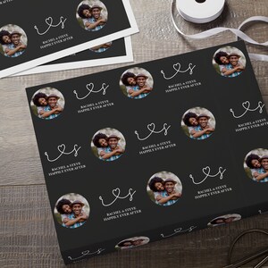 Puede incluir: Papel de regalo negro y blanco con un patr&oacute;n repetido de una foto de pareja y el texto "Rachel & Steve Happily Ever After" con un s&iacute;mbolo de coraz&oacute;n.