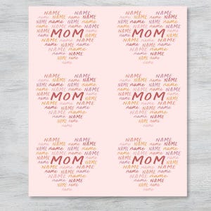 Puede incluir: Papel de regalo rosa imprimible con un patr&oacute;n repetido de la palabra "MOM" rodeada de la palabra "NAME" en varios tonos de rosa, naranja y marr&oacute;n.