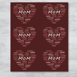 Puede incluir: Cuatro dise&ntilde;os de papel de regalo con patrones rojos y blancos con la palabra "MOM" en el centro de cada dise&ntilde;o. La palabra "MOM" est&aacute; rodeada de la palabra "NAME" repetida varias veces.