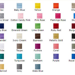 Puede incluir: Una tabla de 25 muestras de hilo de diferentes colores, cada una con una etiqueta que identifica el color. Los colores incluyen lila, azul beb&eacute;, amarillo, naranja, caqui, plata metalizada, rosa algod&oacute;n de az&uacute;car, rosa, rosa flamenco, azul cielo, azul marino, verde esmeralda, verde lima, rojo rub&iacute;, burdeos, lavanda, crema marfil, espresso, oro metalizado, negro, blanco, topo, fucsia, coral, salvia, azul verdoso, turquesa, verde agua, morado, azul real, amarillo dorado, gris y azul pizarra.