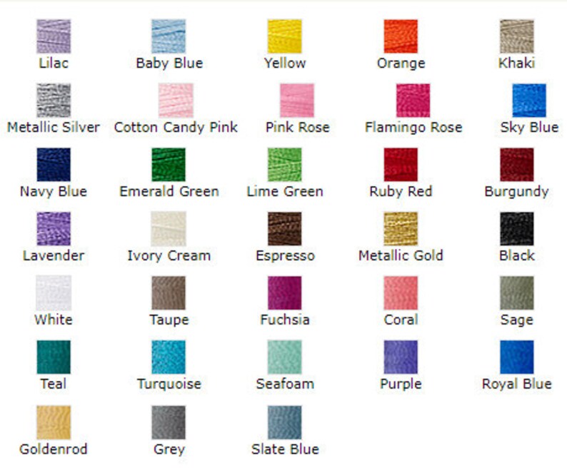 Puede incluir: Una tabla de 25 muestras de hilo de diferentes colores, cada una con una etiqueta que identifica el color. Los colores incluyen lila, azul beb&eacute;, amarillo, naranja, caqui, plata metalizada, rosa algod&oacute;n de az&uacute;car, rosa, rosa flamenco, azul cielo, azul marino, verde esmeralda, verde lima, rojo rub&iacute;, burdeos, lavanda, crema marfil, espresso, oro metalizado, negro, blanco, topo, fucsia, coral, salvia, azul verdoso, turquesa, verde agua, morado, azul real, amarillo dorado, gris y azul pizarra.