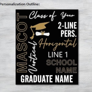Peut inclure: Une pancarte de graduation noire et dor&eacute;e avec le texte "Class of Year", "MASCOT", "Vertical", "2-LINE PERS.", "Horizontal", "LINE 1", "SCHOOL NAME", et "GRADUATE NAME".