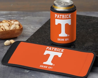 Puede incluir: Enfriador de latas naranja y negro con la letra "T" y el texto "Patrick Drink Up!"