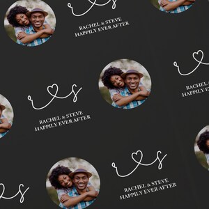 Puede incluir: Un patr&oacute;n en blanco y negro con una pareja en un c&iacute;rculo, el texto "Rachel & Steve Happily Ever After" y un coraz&oacute;n estilizado con las letras "R & S" entrelazadas.