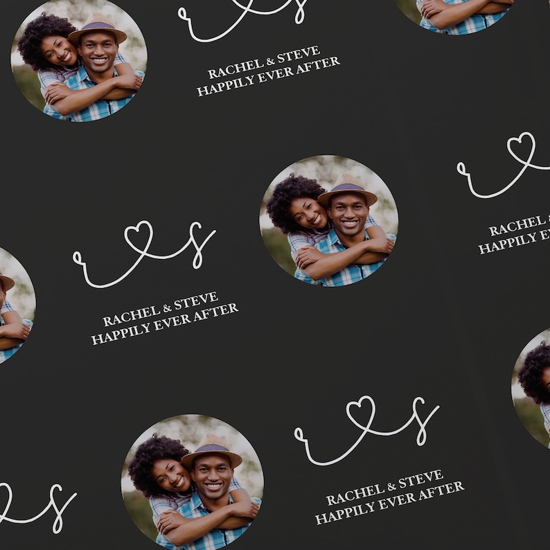 Puede incluir: Un patr&oacute;n en blanco y negro con una pareja en un c&iacute;rculo, el texto "Rachel & Steve Happily Ever After" y un coraz&oacute;n estilizado con las letras "R & S" entrelazadas.