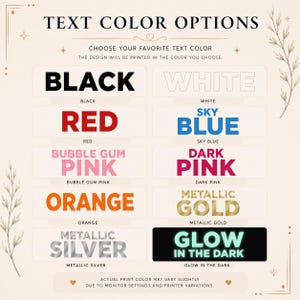 Pu&ograve; includere: Grafica che mostra le opzioni di colore del testo, tra cui nero, bianco, rosso, blu cielo, rosa bubble gum, rosa scuro, arancione, oro metallizzato, argento metallizzato e glow in the dark. Il testo recita "OPZIONI COLORE TESTO".