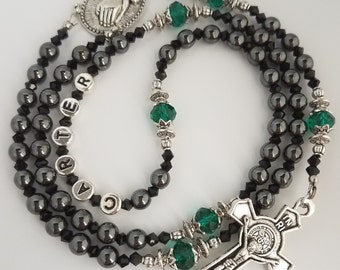 Hematite Green and Black Accent Rosaire personnalisé, Mâle, Garçon, Communion de Baptême Hommes Confirmation Nom Rosaire, Perles du Rosaire