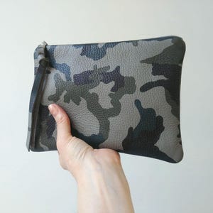 Bolso grande de piel de camuflaje (20 x 15 cm). ¡Último! Bolso de mano beige, color masilla, con grano de vaca natural, con cremallera, neceser, forrado, estilo militar, un regalo para ella.