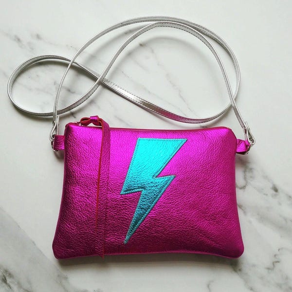 Bolso bandolera rosa de piel metalizada, rayo, David Bowie, Ziggy Stardust, estrella de rock, disfraz de glam rock, glam, fucsia, bolso magenta