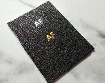 Personalisatiekosten, monogram, initialen of naam in goud- of zilverfolie op leer, woord, op maat gemaakte accessoires en tassen