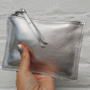 Monedero de cuero plateado de 4" X 6", personalizado, o fucsia metalizado, oro rosa, bolsa con borde sin rematar, billetera con cierre, regalo para ella, menos de 50