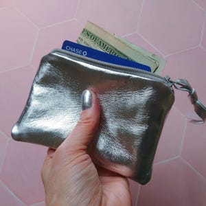 Cartera de piel plateada, monedero con cremallera en tallas mini, pequeña o mediana, piel de cordero metalizada brillante, tarjetero, regalo glamuroso y ostentoso por menos de 50 dólares.