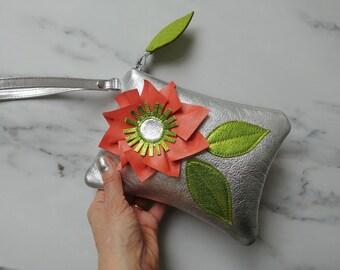 Pochette de poignet en cuir métallisé argenté avec fleur d'oranger, feuilles, 5,5 x 7 cm, unique en son genre, chutes recyclées, petit sac à main, couleurs printanières