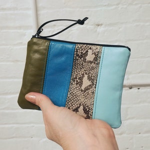 Bolsa de cuero suave, 4" X 6" en color oliva, turquesa, serpiente, patchwork, reciclada, desperdicio mínimo, bloques de color, monedero, billetera con cierre, forrada
