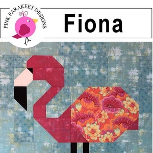 Könnte beinhalten: Ein rosa Flamingo-Quiltmuster mit floralem Design. Der Quilt ist 43 1/2 Zoll mal 58 Zoll groß. Das Muster heißt "Fiona" und stammt von Pink Parakeet Designs.