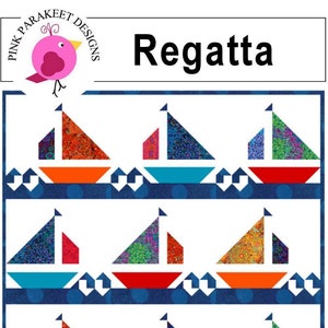 Könnte beinhalten: Ein Quiltmuster namens "Regatta" mit bunten Segelbooten auf blauem Hintergrund mit weißen Punkten. Das Muster ist mit "Fat Quarter Friendly" gekennzeichnet.