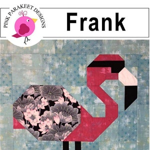 Könnte beinhalten: Ein Quiltblock mit einem geometrischen Flamingodesign. Der Flamingo ist rot mit schwarzem Schnabel und Beinen und einem Körper mit floralem Muster. Der Quilt misst 110 x 147 cm und trägt die Bezeichnung "Frank".