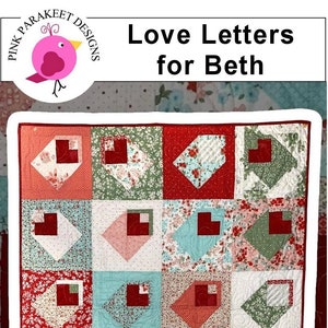 Könnte beinhalten: Handgefertigte Patchwork-Quilt mit quadratischen Mustern in Rot, Weiß und Grün. Der Quilt hat den Text "Love Letters for Beth" oben. Die Quilt ist mit verschiedenen floralen Mustern versehen.