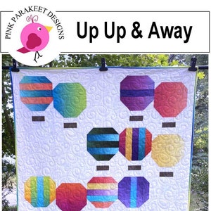 Könnte beinhalten: Ein Quiltmuster mit bunten Achtecken, die in einem Gittermuster angeordnet sind. Der Quilt trägt den Titel "Up Up & Away" und ist mit "Fat Quarter Friendly" gekennzeichnet.