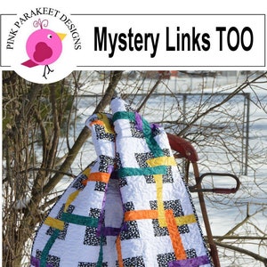 Könnte beinhalten: Ein farbenfroher Quilt mit weißem Hintergrund und schwarzen, orangen, gelben, grünen und violetten Streifen. Der Quilt hängt an einem Holzschlitten in einer verschneiten Umgebung. Der Text "Mystery Links TOO" und "Quick Strip Piecing!" ist im Bild sichtbar.