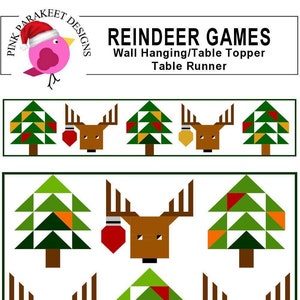 Könnte beinhalten: Reindeer Games Wandbehang/Tischtopper/Tischläufer-Muster mit einem braunen Rentierkopf mit Geweih und einem grünen Weihnachtsbaum mit roten und orangefarbenen Ornamenten. Das Muster ist für Fat Quarter geeignet.