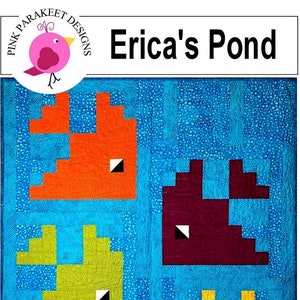 Könnte beinhalten: Ein Quiltmuster namens "Erica's Pond" mit blauem Hintergrund und vier bunten fischförmigen Blöcken. Die Blöcke bestehen aus verschiedenen Stoffen mit geometrischen und floralen Mustern. Das Quiltmuster ist als "Fat Quarter Friendly" gekennzeichnet.